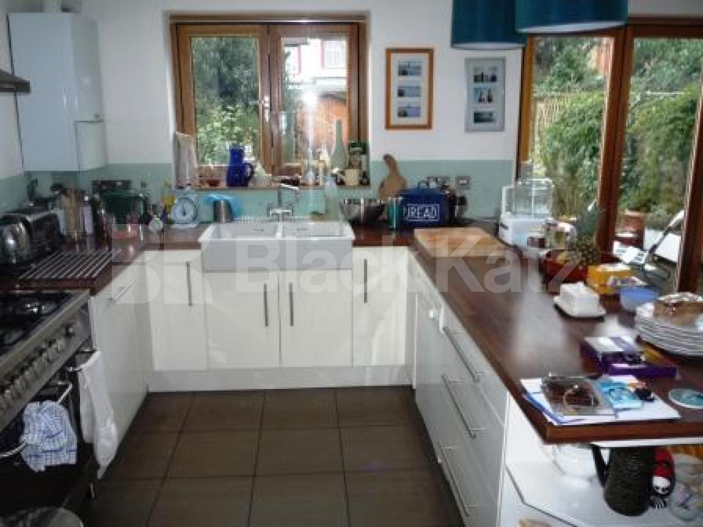 			5 Bedroom, 1 bath, 1 reception House			 Crestbrooke Avenue, PALMERS GREEN